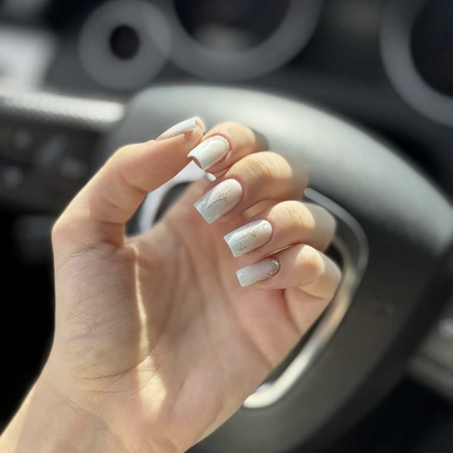 Manicure hybrydowy biały ze złotym zdobieniem — Piękna Sprawa Studio Białystok