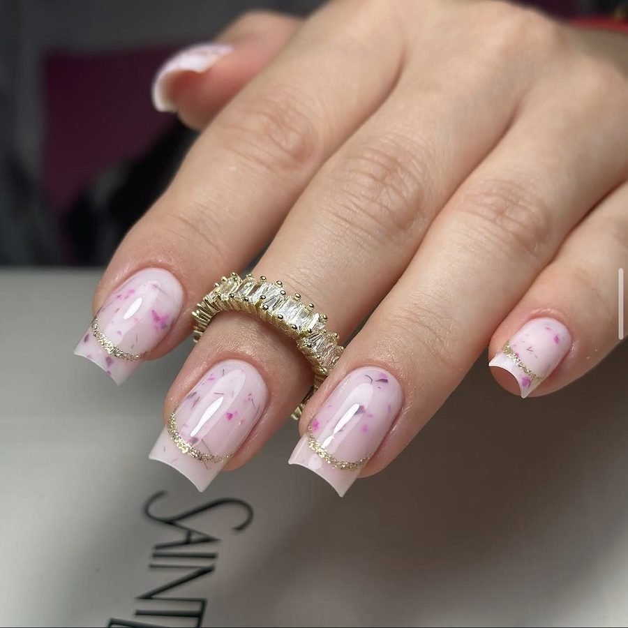 Manicure francuski różowy ze złotym brokatem — Piękna Sprawa Studio