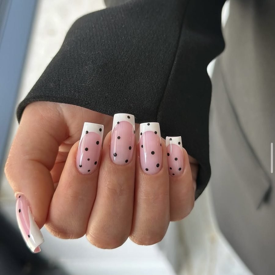 Manicure w groszki, biało-różowy — Piękna Sprawa Studio