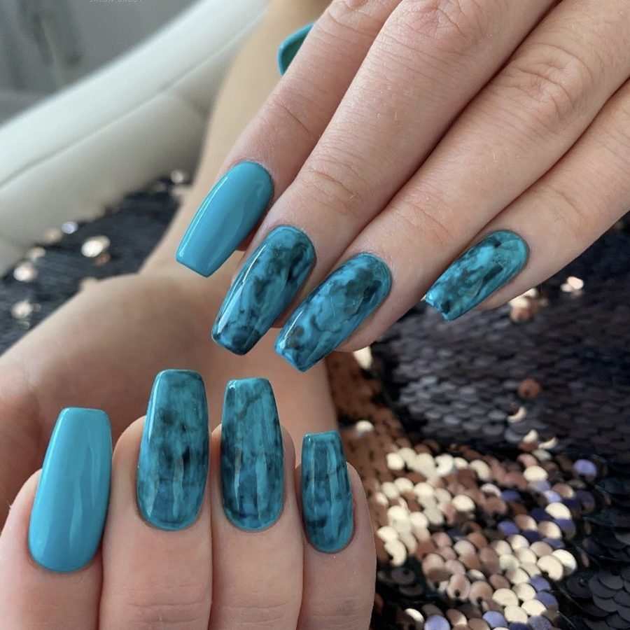 Manicure hybrydowy turkusowy ze wzorem marmurowym — Piękna Sprawa Studio